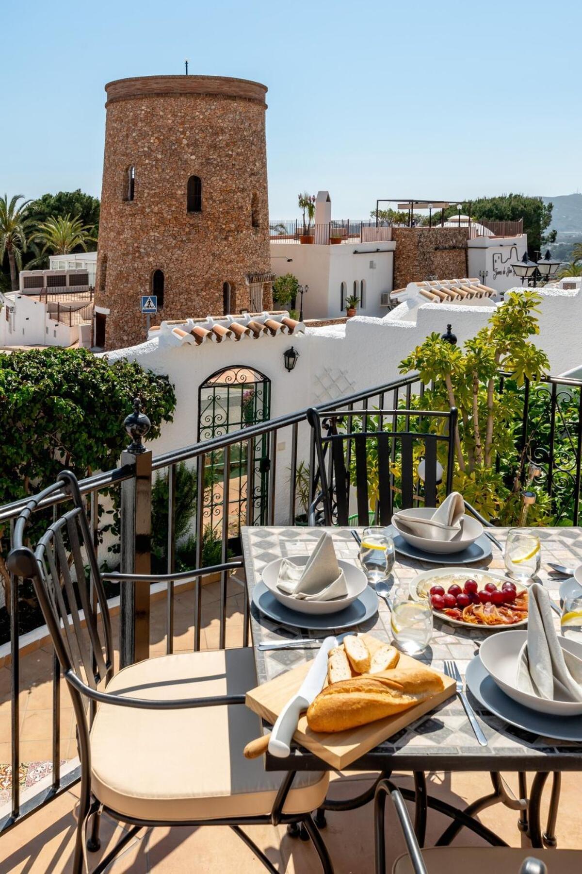 Hermosa casa con terraza e increíbles vistas al mar y la montaña Nerja Exterior foto
